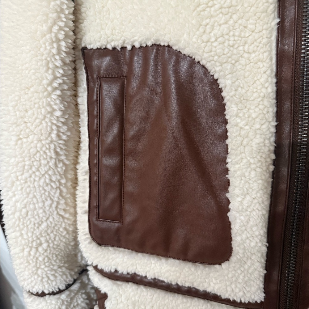 Levi's Woman’s Sherpa & Faux Leather Moto Jacket Size Medium - Picture 3 of 4